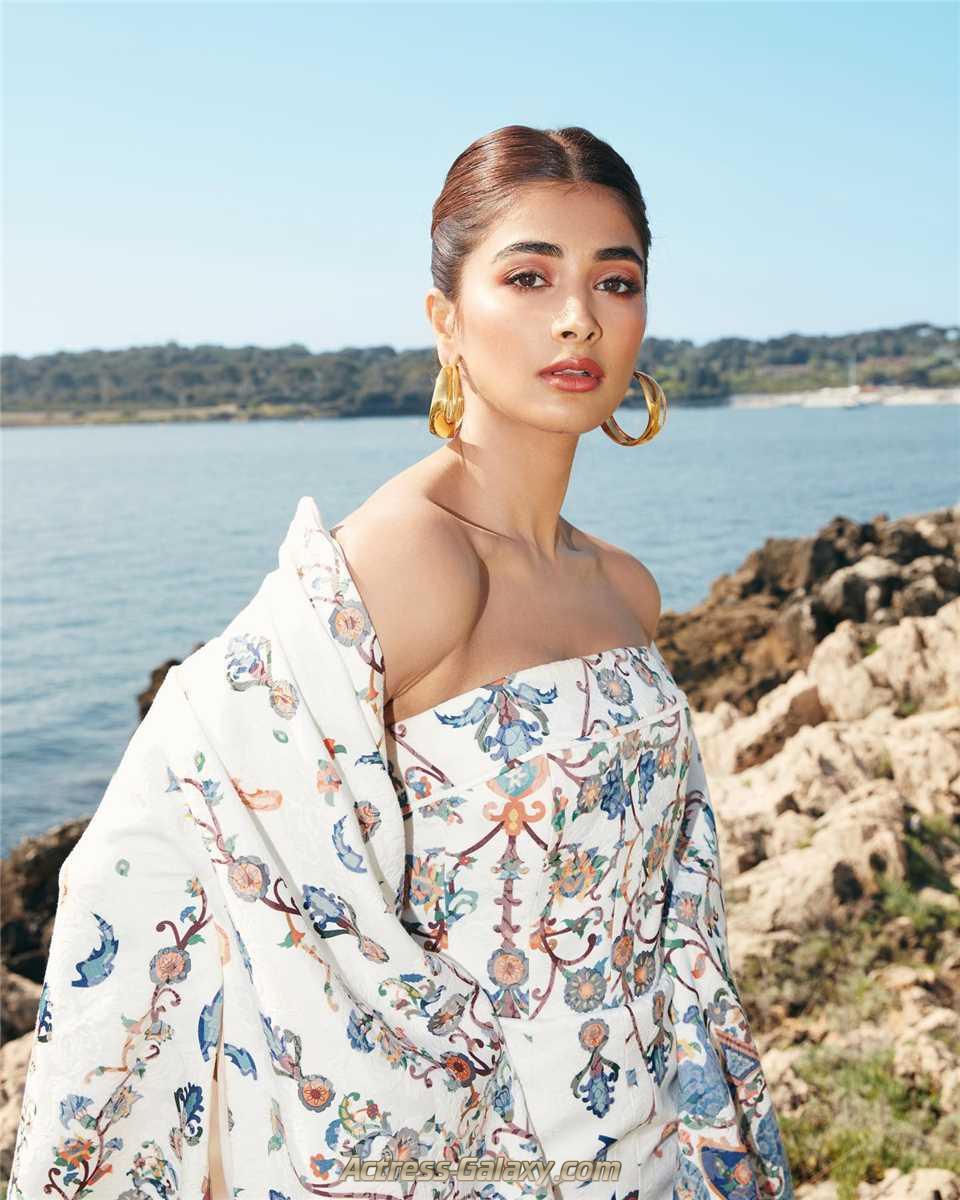 Sizzling Hot Pooja Hegde at Cannes 2022