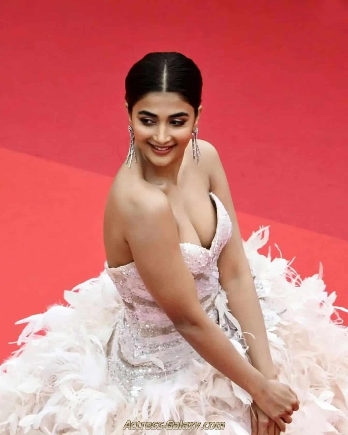 Pooja Hegde Sizzling Hot photos in red carpet at cannes