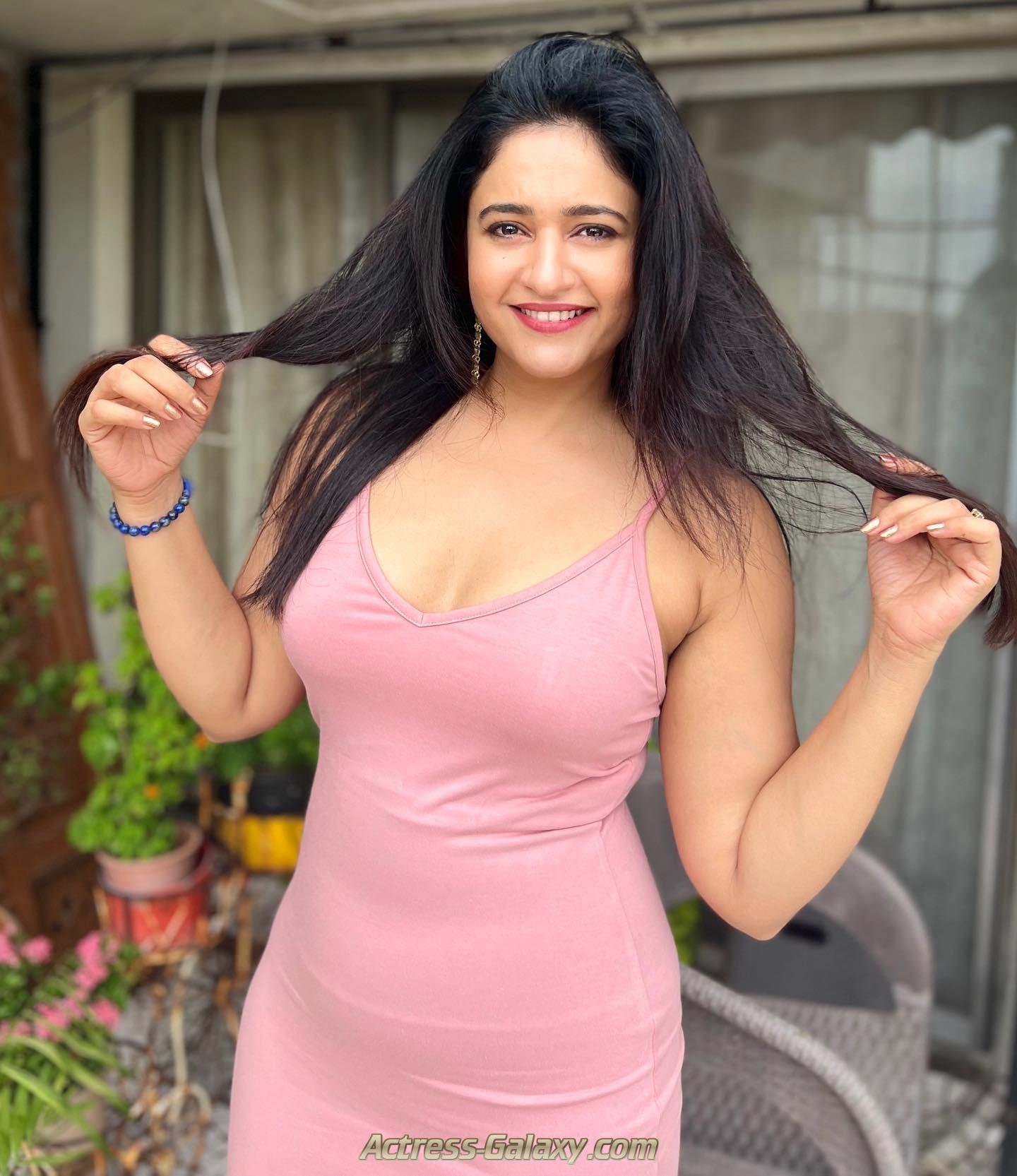 Poonam Bajwa Hot Photos In Pink Dress