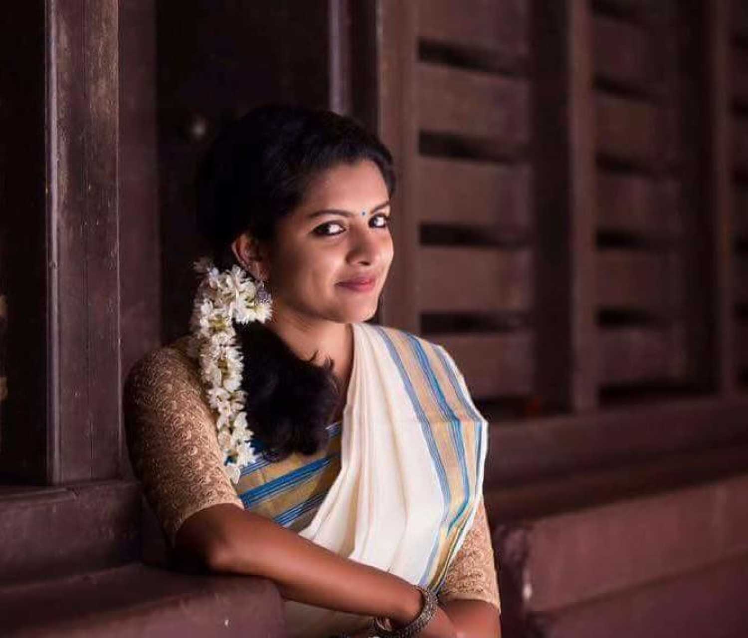 Sivappu Manjal Pachai Movie Actress Lijo Mol Jose Photos In Saree