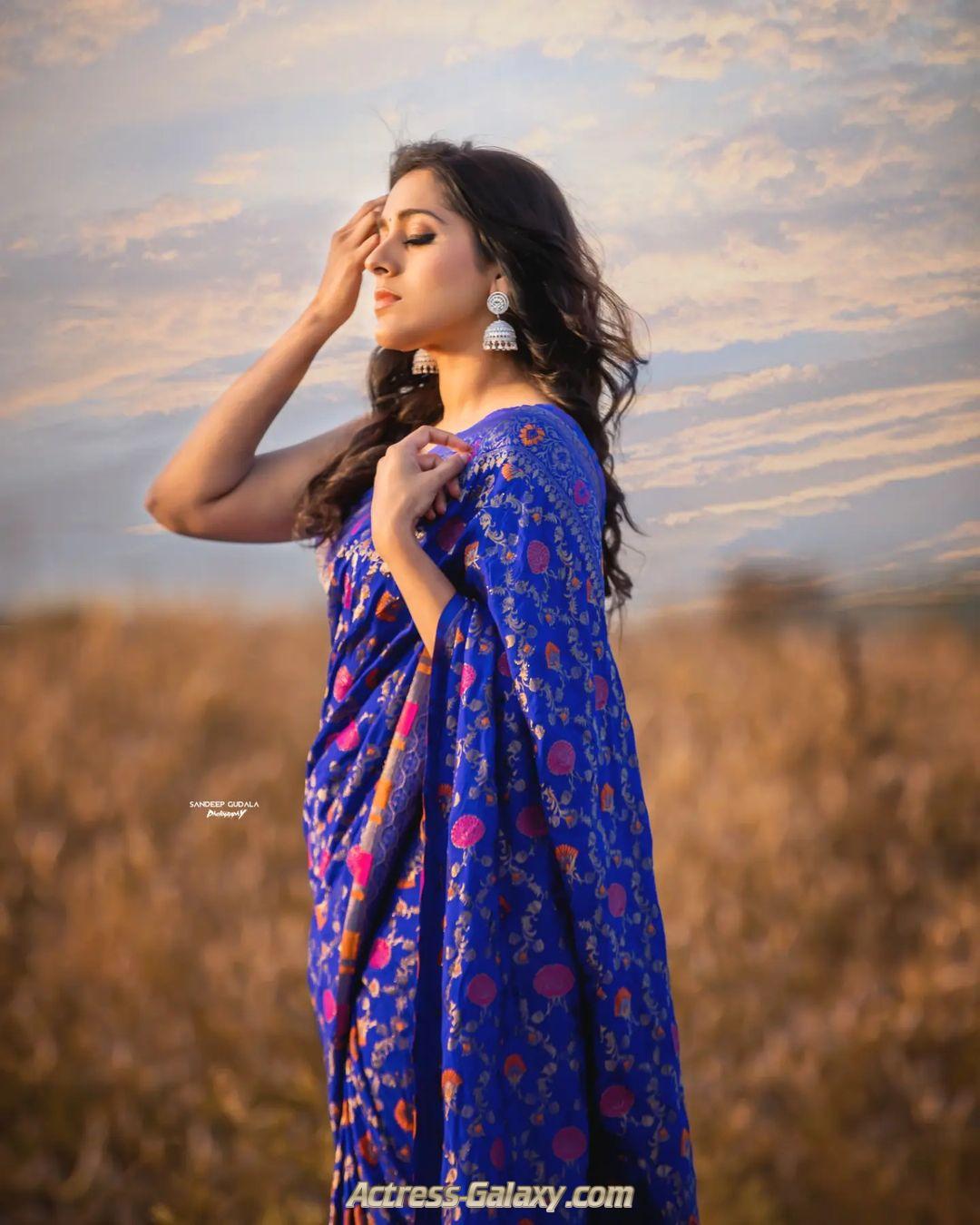 Anchor Rashmi Gautam Gorgeous Photos In Blue Saree